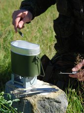 Soldat isst aus Feldgeschirr
